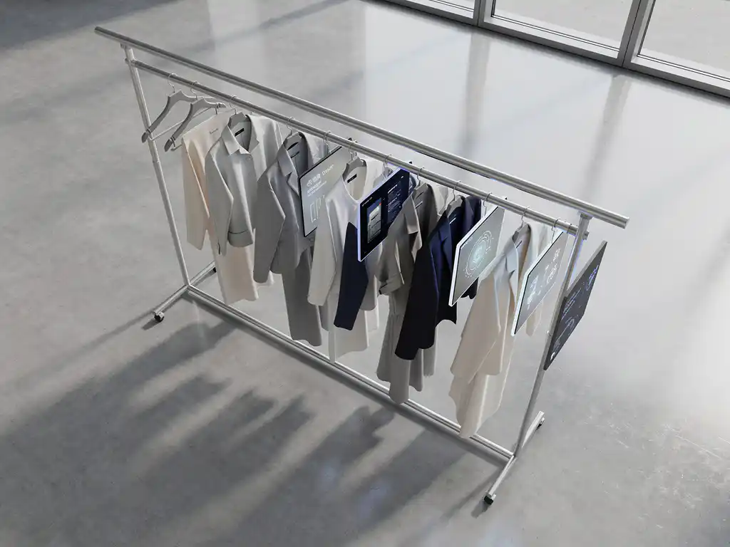 Moderne kledingrek met elegante kleding die transformeert van eenvoudige hangers naar digitale displays in minimalistische showroom met betonnen vloer
