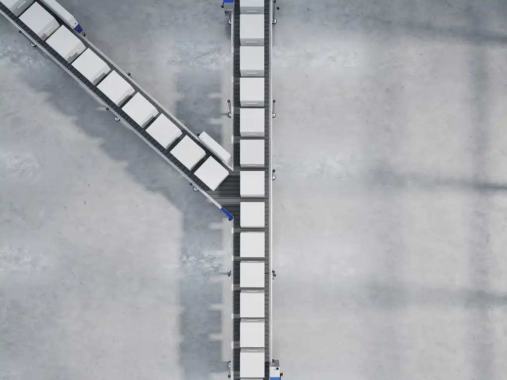 Transportband met witte dozen in moderne magazijnruimte, bovenaanzicht met industriële betonvloer